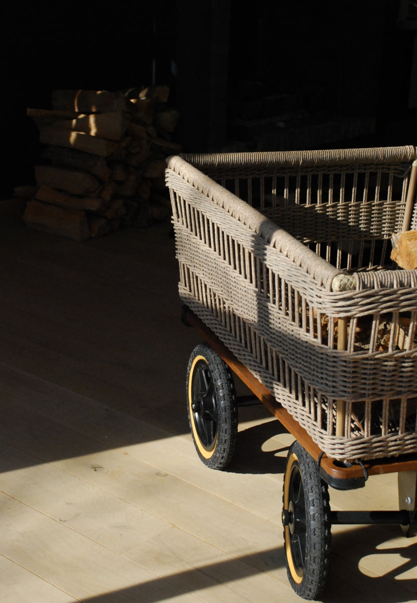 Wagon met gevlochten mand