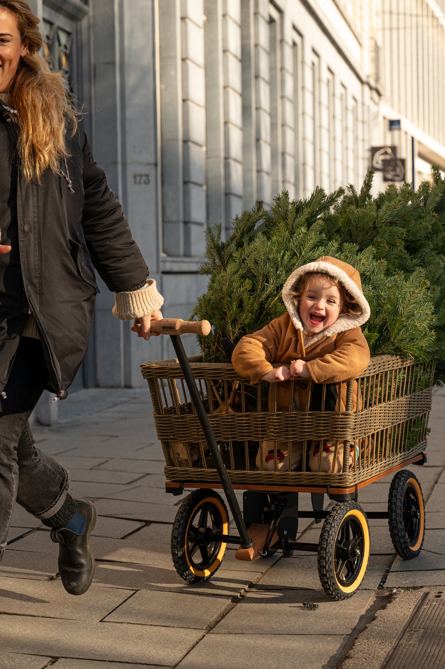Wagon met gevlochten mand