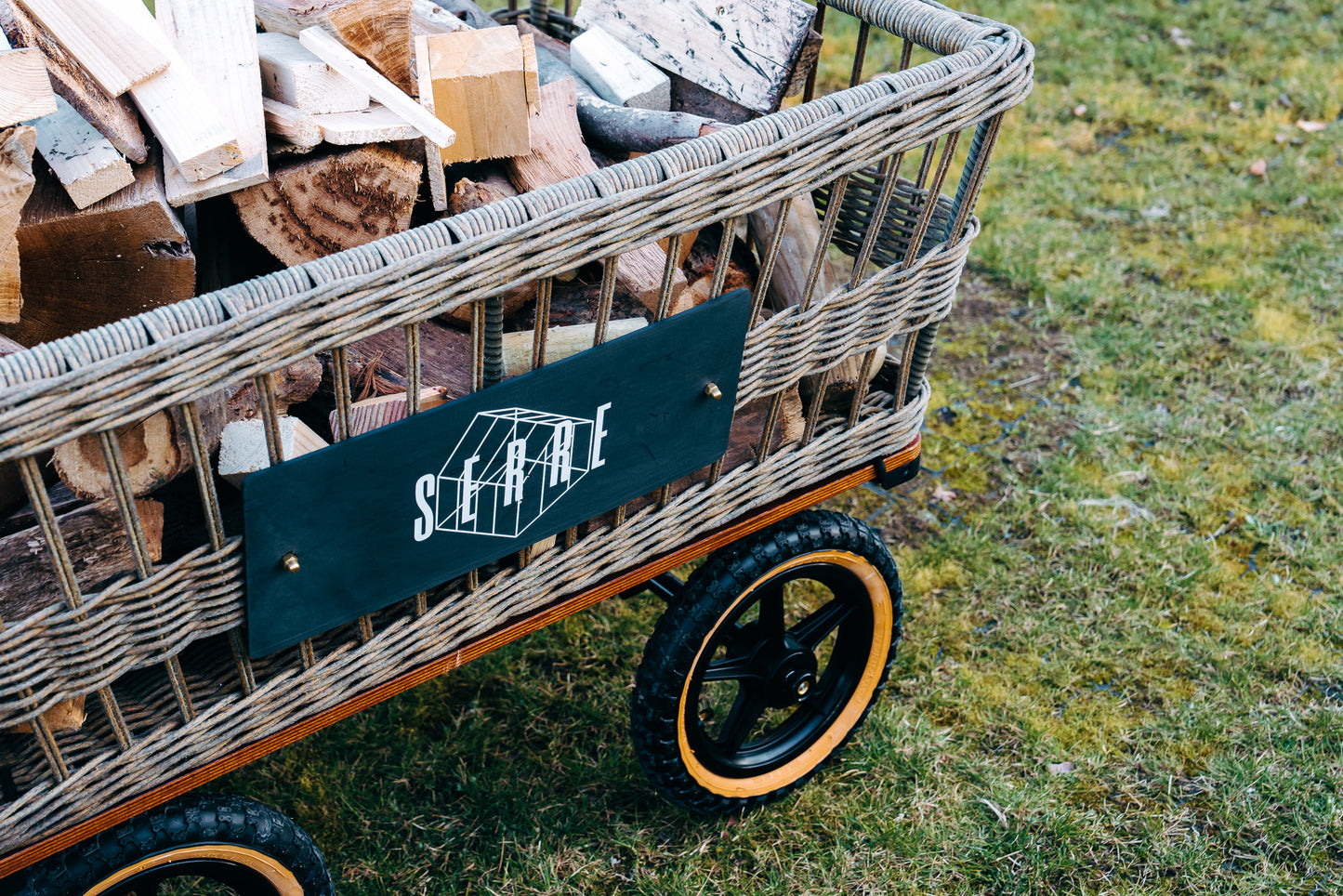 Wagon met gevlochten mand
