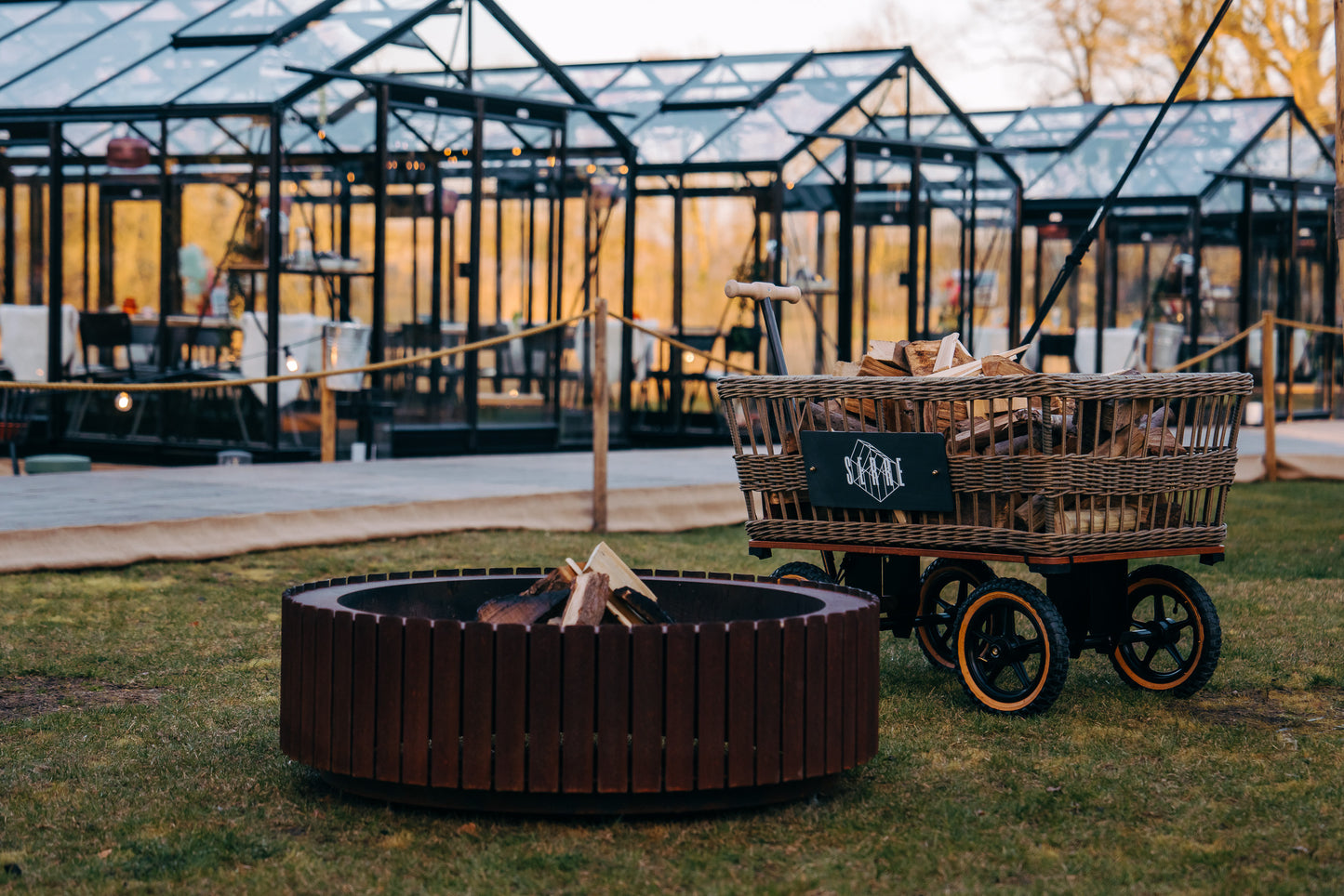 Wagon met gevlochten mand