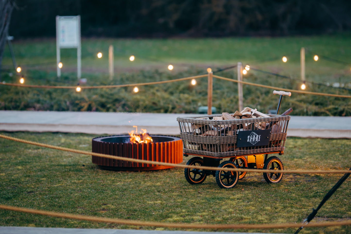 Wagon met gevlochten mand