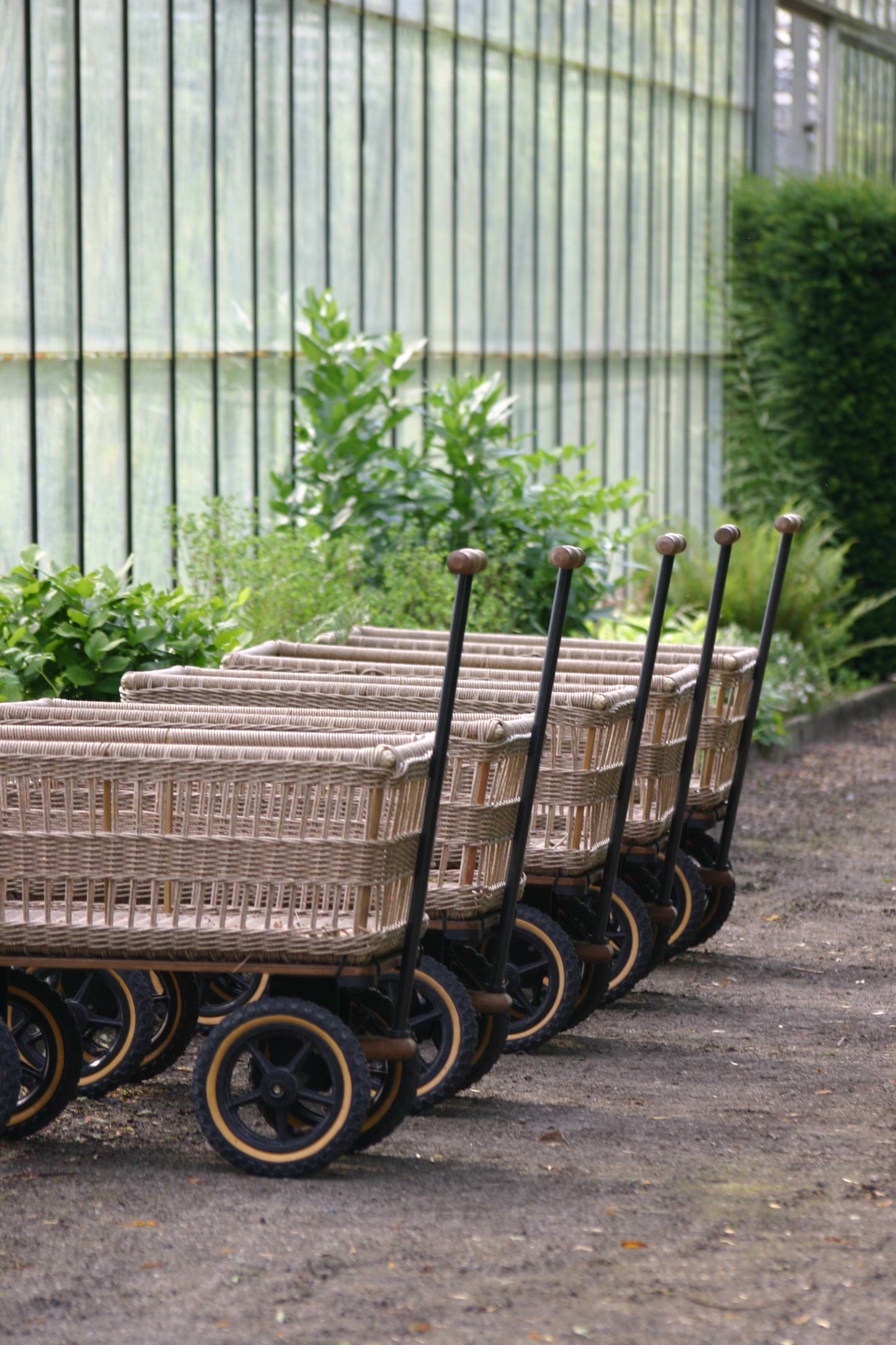 Wagon met gevlochten mand