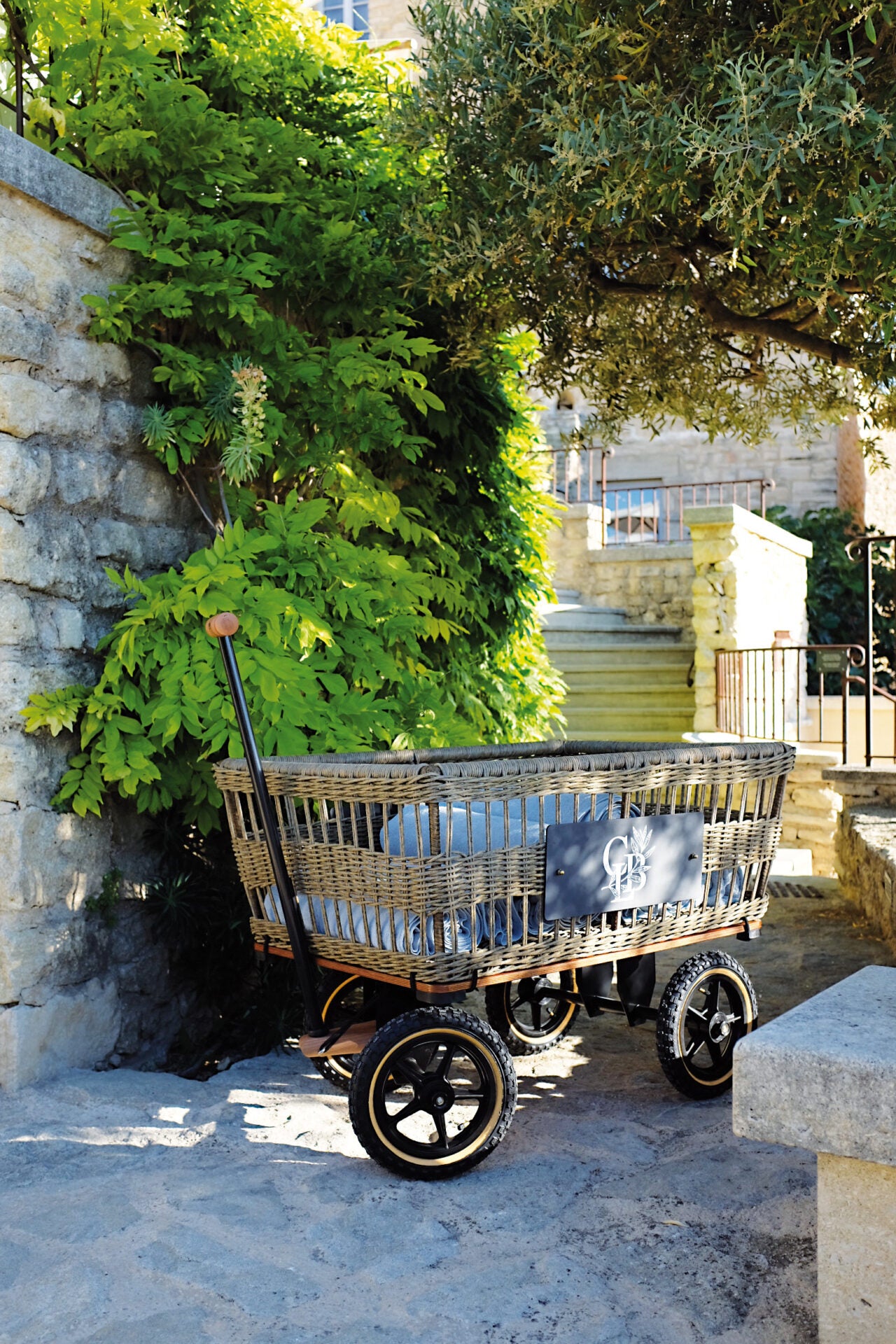 Wagon met gevlochten mand