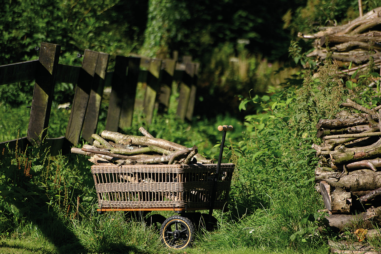 Wagon met gevlochten mand