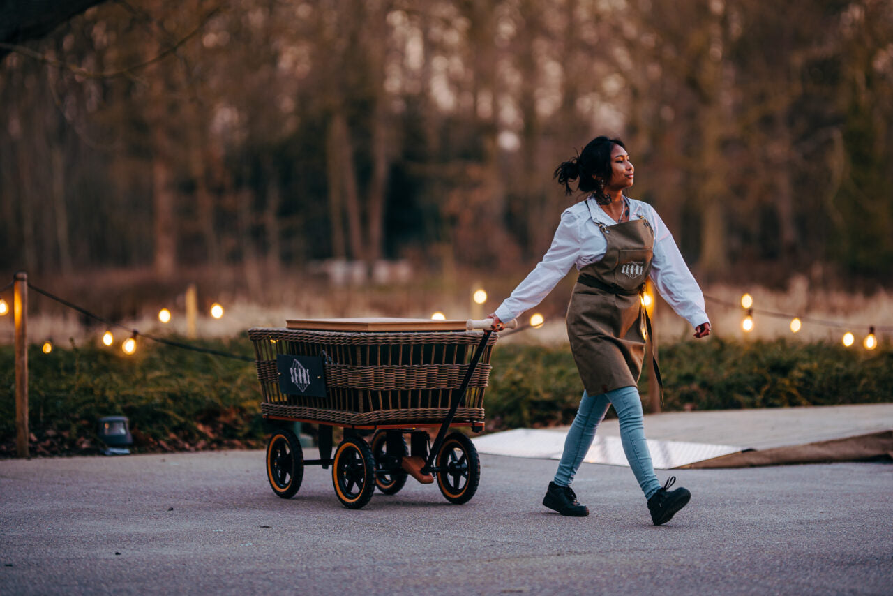Wagon met gevlochten mand